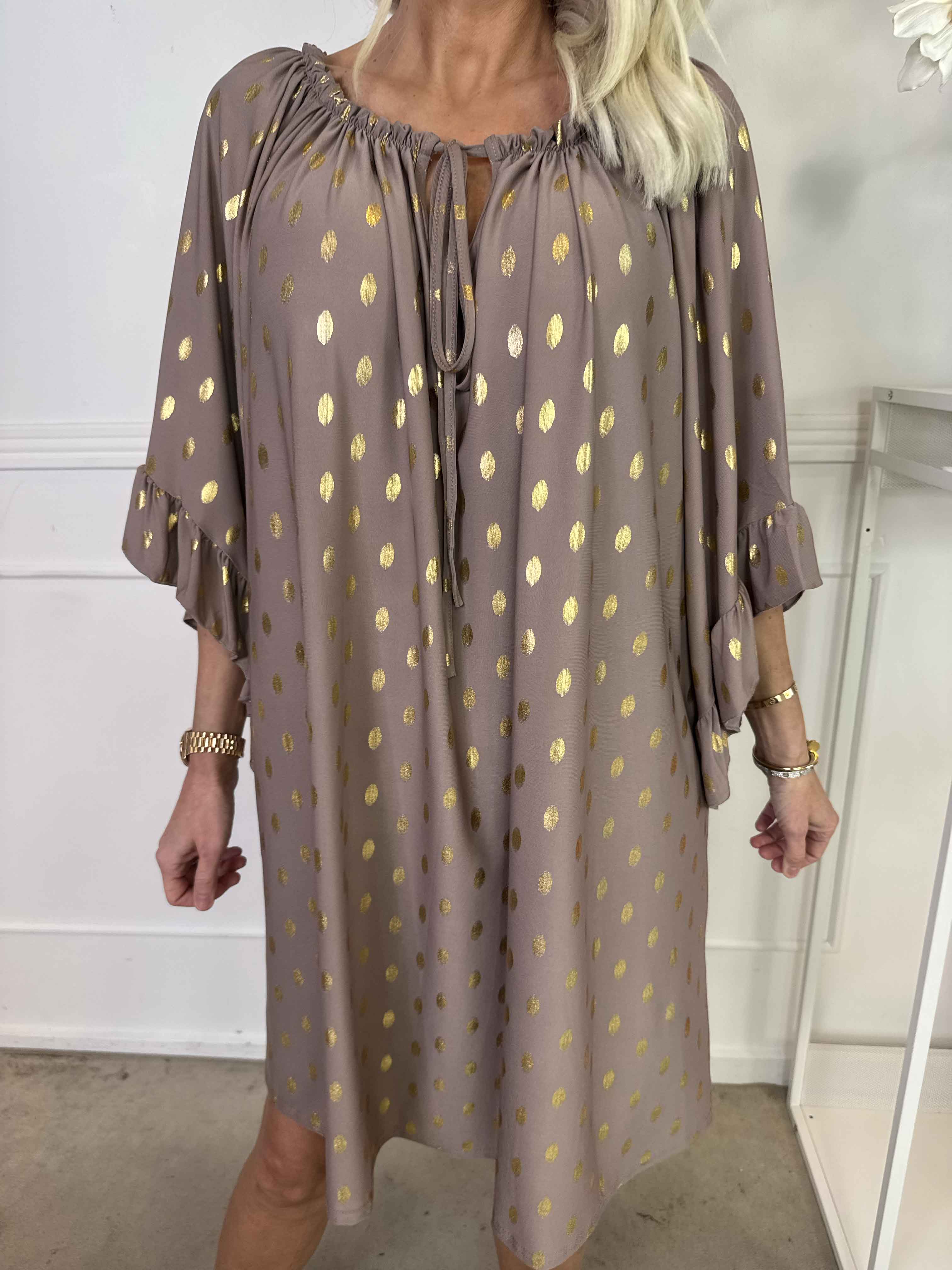 Yasma - Elastisk tunikakjole med guld prikker og flæseærmer